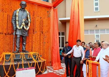 Amit Shah, on the occasion of birth anniversary of Lok Nayak Jayaprakash Narayan, unveiled his statue