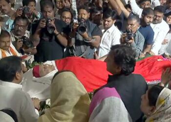 Mulayam Singh Yadav funeral: Huge crowd gathers in Saifai, top leaders to pay tributes