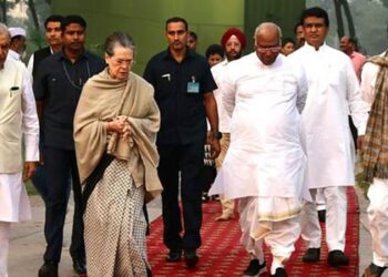 Mallikarjun Kharge, Sonia Gandhi & other senior leaders pay tribute to former PM Indira Gandhi on her death anniversary