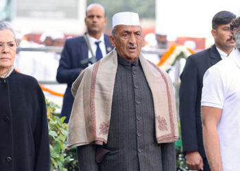 Congress foundation day: President Malllikarjun Kharge hoists flag as Sonia Gandhi, Rahul attend event