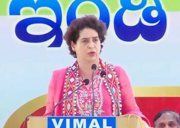Priyanka Gandhi  On BJP govt of Karnataka, calls it “Loot and Jhooth Ki Sarkar”
