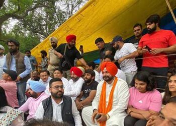 Navjot Sidhu joins protesting wrestlers at Jantar Mantar