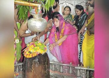 Sara Ali Khan Visits Mahakaleshwar Temple In Ujjain