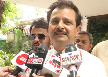 Rahul Gandhi ‘flying kiss’ row |Sansad Mein Bethi MP Mahilayo Ka Apmaan; BJP MP Manoj Rajoria
