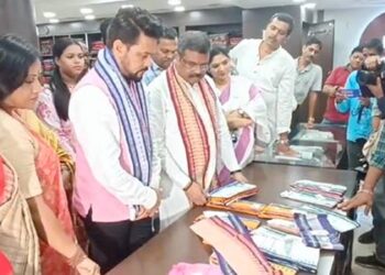 Union ministers Anurag Thakur and Dharmendra Pradhan shopped for Khadi in Bhubaneswar