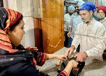 Rahul Gandhi Visits Golden Temple, offers sewa