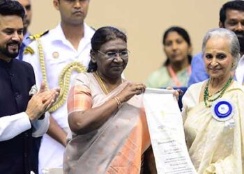 Waheeda Rehman receives Dadasaheb Phalke Award from President Murmu