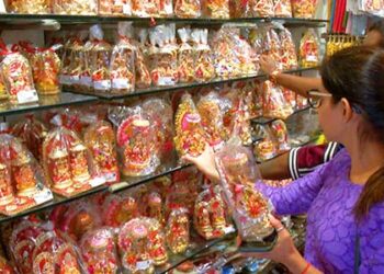 People Throng Markets Amid Diwali Shopping Spree