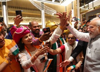 PM Modi Receives Warm Welcome from Indian Diaspora in UAE
