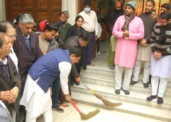 Piyush Goyal participates in a cleanliness drive at Shri Gopal Mandir of Khan Market in New Delhi     