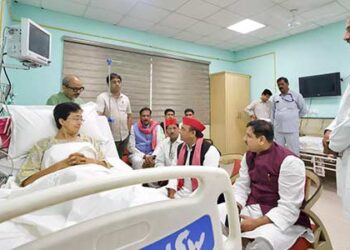 Akhilesh Yadav visits Atishi at LNJP Hospital
