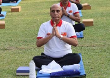 Raksha Mantri performs Yoga with soldiers