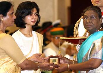 Captain Anshuman Singh’s widow Smriti Singh receives Kirti Chakra, Watch Video
