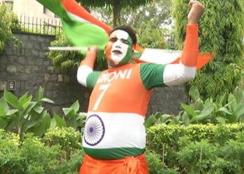 Ram Babu, MS Dhoni’s super fan encourages India team at outside of ITC Maurya, Delhi