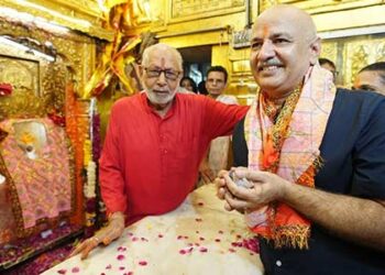 Manish Sisodia offers prayers at Hanuman temple