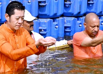 Bhutan king Jigme Khesar Namgyel Wangchuck along with CM Yogi Adityanath takes holy dip at Maha Kumbh