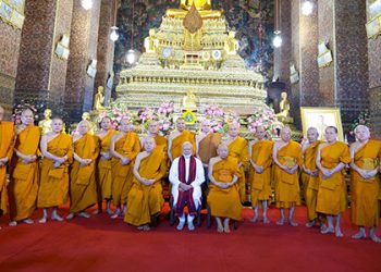 PM Modi offered prayers at Wat Pho temple in Bangkok